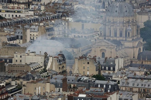 Fransa'nın başkenti Paris'te şiddetli patlama! Çok sayıda yaralı var